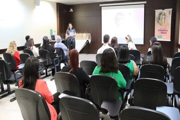 Foto relacionada a notícia: Unimed Cascavel forma mais 29 profissionais em curso presencial de cuidadores de idosos