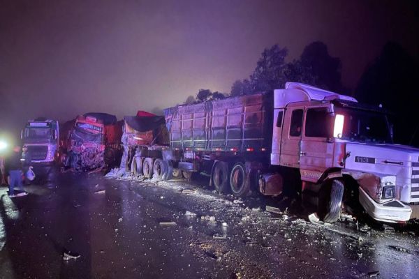 Imagem referente a notícia: Imagens fortes: BR-277 segue parcialmente interditada após engavetamento com mais de 50 carros