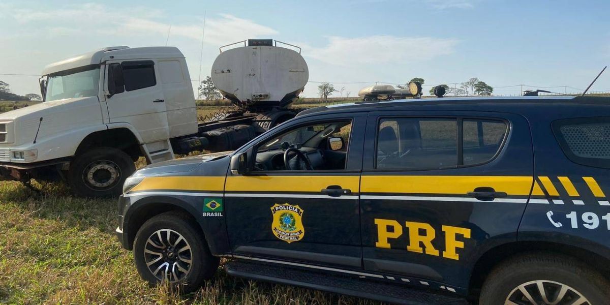 Após 50 quilômetros de acompanhamento, PRF e PM aprendem carreta carregada com cigarros