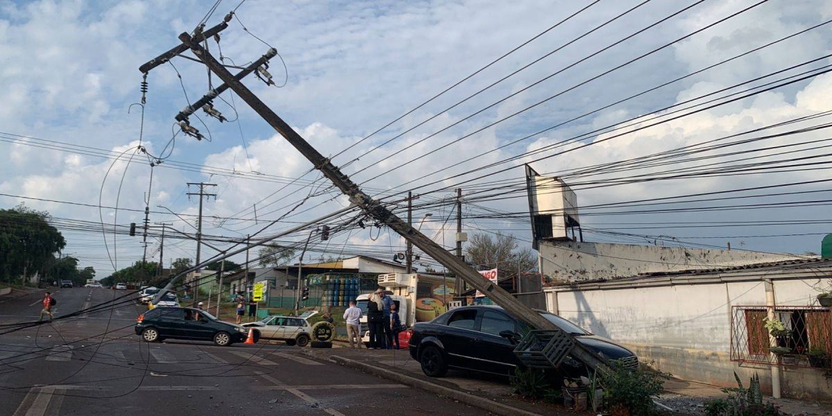 Carro atinge poste de energia após forte colisão de trânsito na rua Europa no Bairro Periolo