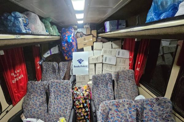 Imagem referente a notícia: Operação da Receita Federal apreende ônibus lotado até o teto com mercadorias na BR 277