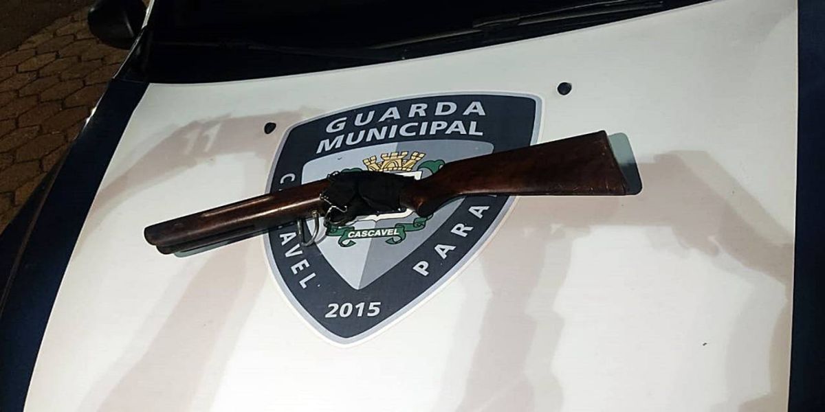 GM age rapidamente e detém indivíduos com espingarda perto de escola no bairro Floresta