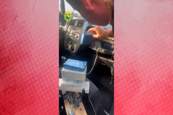 Imagem referente a notícia: Operação Sincronia: PRE apreende mercadorias em veículo com fundo falso em Santa Tereza do Oeste