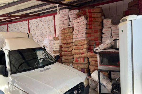 PF fecha depósito com 24 toneladas de farinha de trigo contrabandeadas da Argentina em Foz do Iguaçu