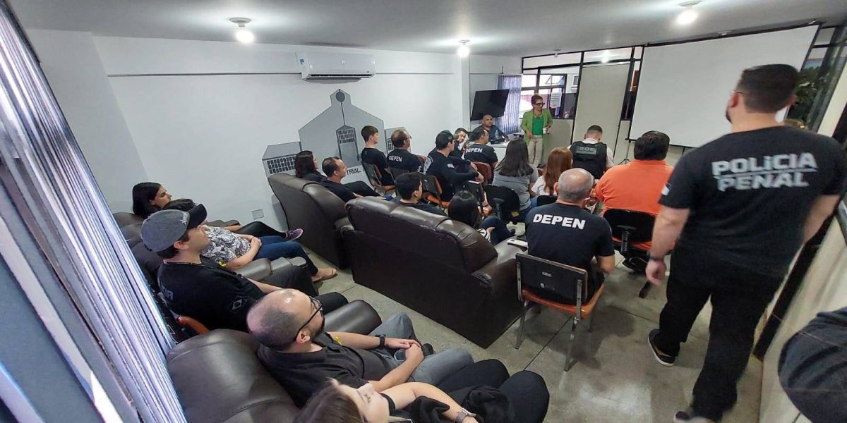 Polícia Penal debate relacionamento interpessoal no trabalho em palestra sobre saúde mental