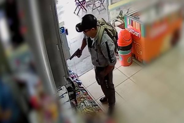 Imagem referente a notícia: Ladrão armado assalta posto de combustíveis e leva R$ 500,00 no centro de Cascavel