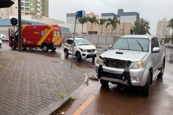 Duas pessoas ficam feridas em forte colisão entre Mobi e Hilux na Rua Paraná