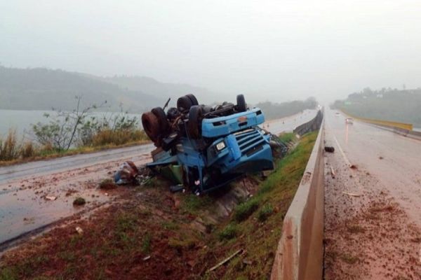 Carreta tomba na ponte do Rio Iguaçu; Motorista escapa com escoriações