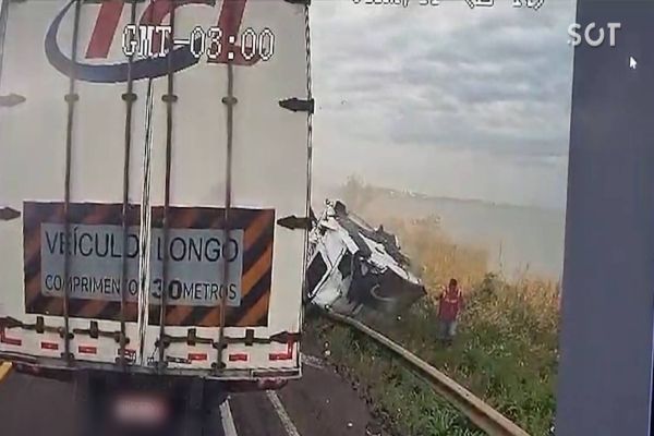 Acidente entre caminhões deixa duas pessoas mortas e interdita rodovia na ponte sobre o Rio Paraná
