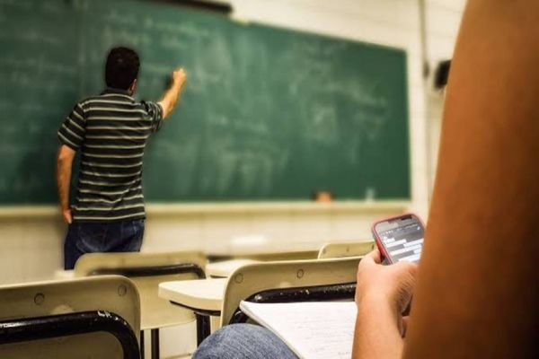Deputado Evandro Araújo (PSD) quer disciplinar o uso de celulares dentro das salas de aula no Paraná