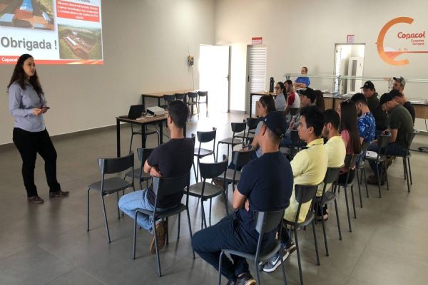 Jovens produtores do Conecta conhecem tecnologia avançada do CTA de Cafelândia