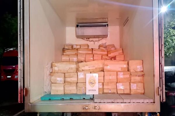 BPFRON apreende caminhão com 2 toneladas de camarão contrabandeados na cidade de Foz do Iguaçu
