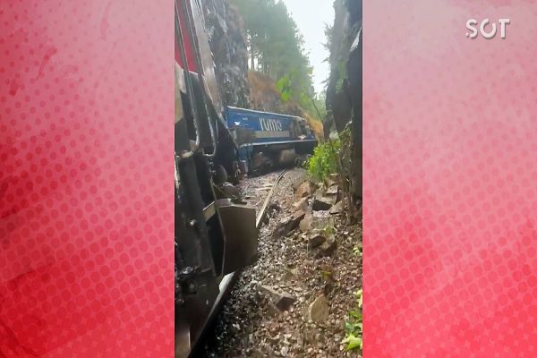 Trem descarrila após desmoronamento de pedras sobre trilhos em Goioxim, no Paraná