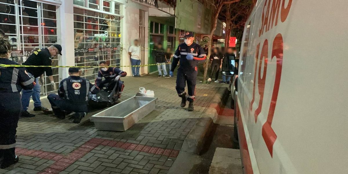 Homem de 67 anos morre após ser esfaqueado no peito no centro de Cascavel