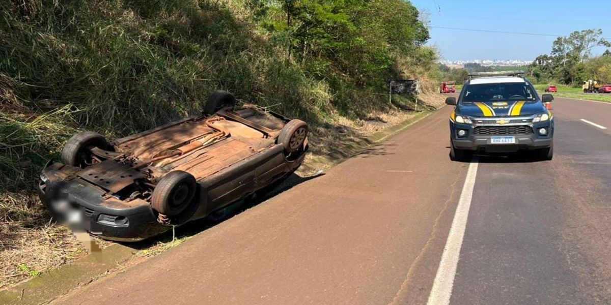 Pai e filha saem ilesos após carro capota na BR-467 em Cascavel