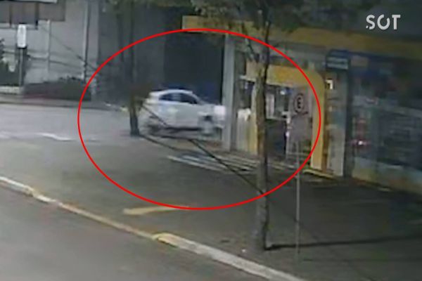 HB20 invade farmácia após colisão com motocicleta no centro de Cascavel