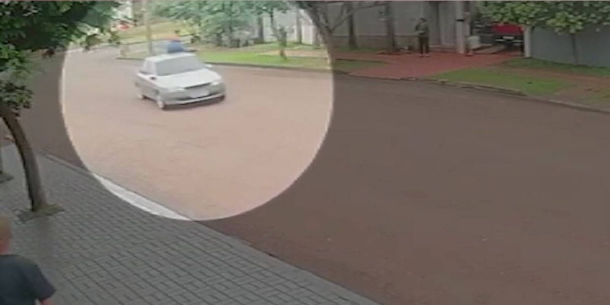Motociclista passeia inusitadamente no teto de carro após acidente em Medianeira