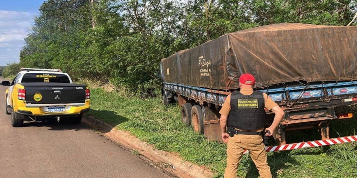 BPRv realiza apreensão de caminhão transportando cigarros contrabandeados na PR-323