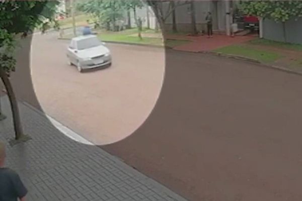 Motociclista passeia inusitadamente no teto de carro após acidente em Medianeira