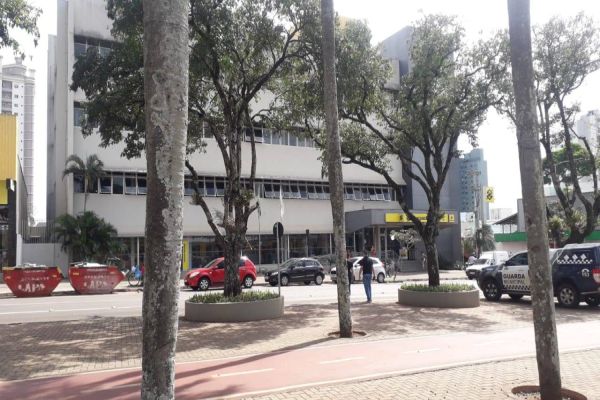 Homem é apreendido pela GM por danos em Agência Bancária no centro de Cascavel