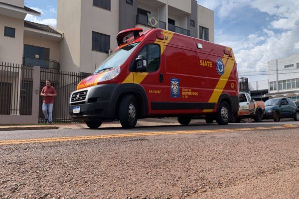 Motociclista de 63 anos fica ferido após colisão traseira na rua Paraná
