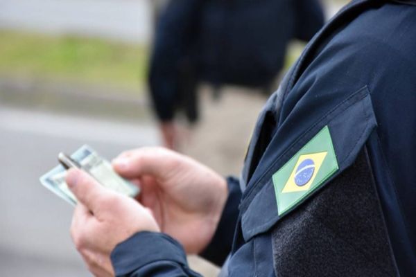 PRF flagra motocicleta com mais de R$ 70 mil em multas no Paraná
