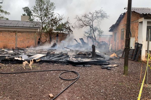 Incêndio destrói depósito de madeira no Bairro Cascavel Velho
