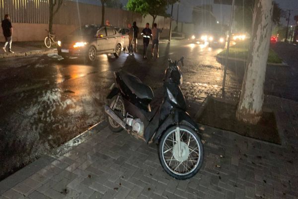 Ciclista e motociclista ficam feridos após colisão na Avenida Rocha Pombo
