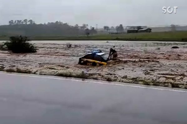 Carro da PRF é levado por correnteza na BR-116 em Camaquã; Policial sai Ileso