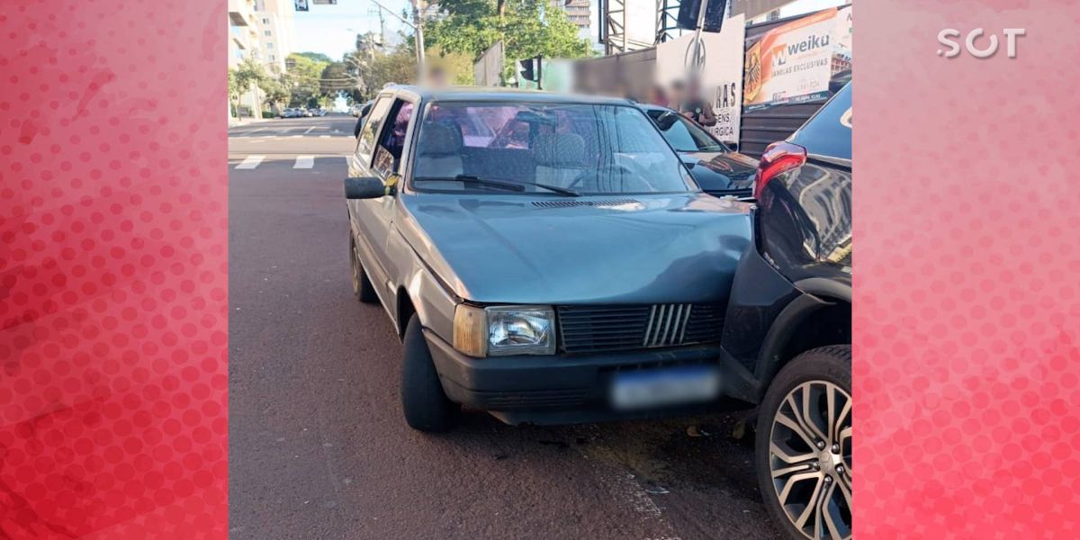 Após furtar carro, homem colide veiculo em carro estacionado no centro de Cascavel