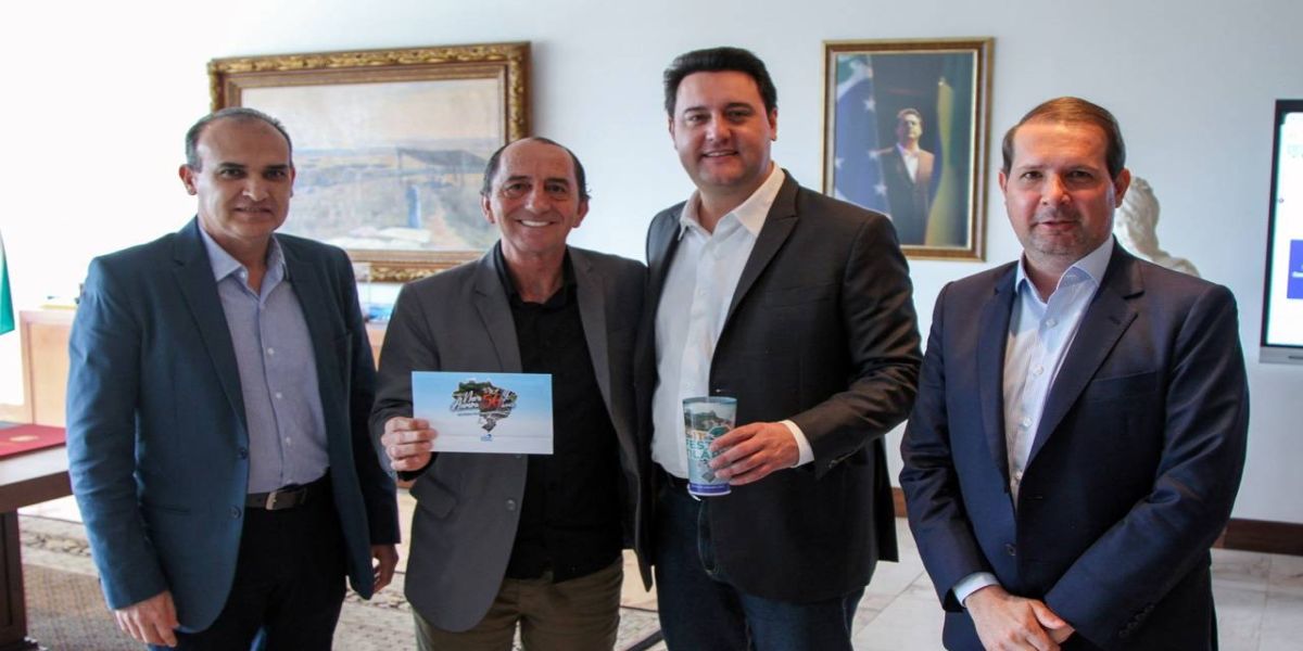 Nova Aurora: Pecinha entrega convite a Ratinho Jr. para a festa do 56° aniversário