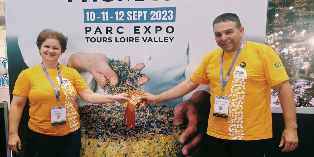 Casal paranaense, associado da Capal, é premiado no Mundial de Queijo da França