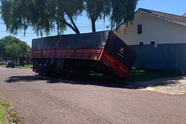 Carreta tomba após asfalto ceder no Bairro Pioneiros Catarinenses
