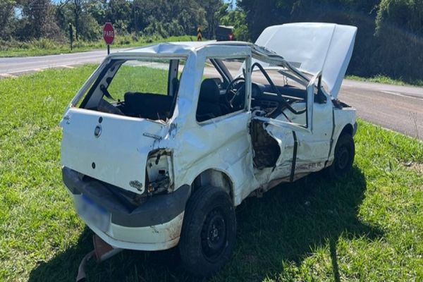 Caminhão de Cascavel se envolve em forte colisão com Fiat Uno na PR-182 em Ampére