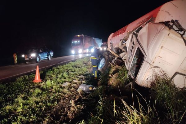 Motorista morre após caminhão sair da pista na BR-277 em Balsa Nova