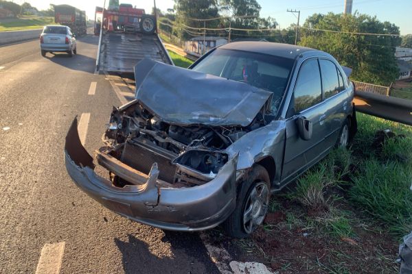 Honda Civic colide contra a barreira de proteção da rodovia PRc-467 em Cascavel
