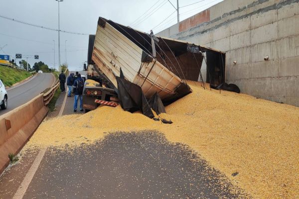 Carreta tomba no Trevo Cataratas por excesso de peso e fora de condições de trafegar, diz PRF