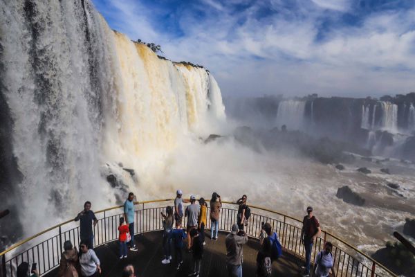 Setor de serviços cresceu 12,1% nos primeiros sete meses; turismo evoluiu 11,3% no Paraná