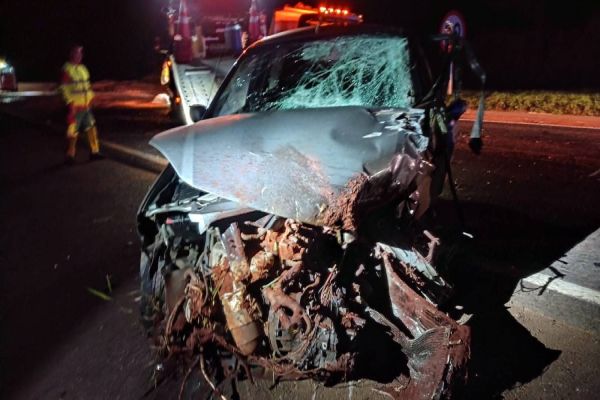 Motorista sai ileso após grave acidente com caminhão carregado com tábuas de pinus na BR-277