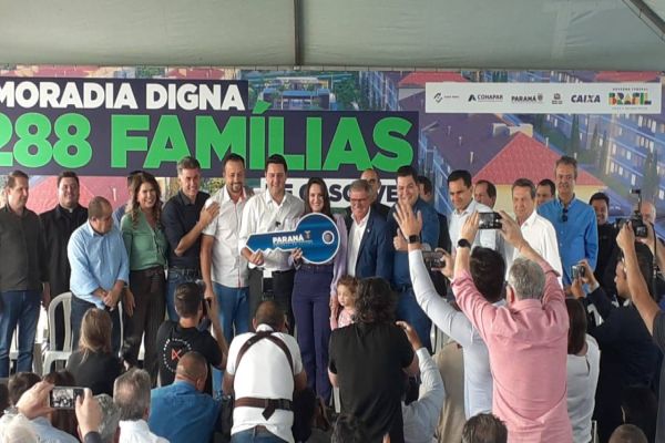 Imagem referente a notícia: Governador Ratinho Junior entrega chaves de apartamentos com subsídio para 85 famílias