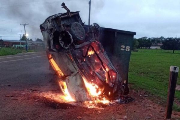 Homem mata mulher a facadas na frente da filha e morre queimado em acidente no noroeste do Paraná