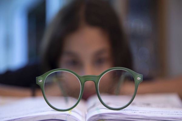 Tempo excessivo e pouca distância de telas contribuem para miopia