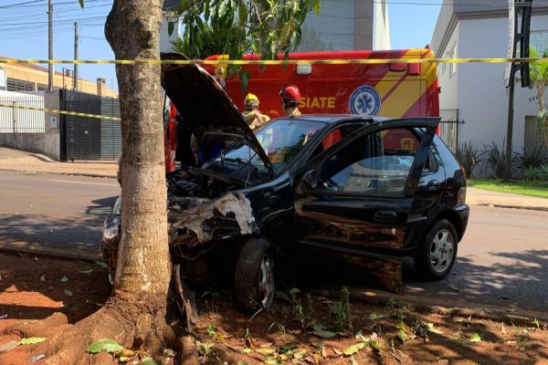Idoso passa mal e colide veículo em árvore no Bairro São Cristóvão, em Cascavel