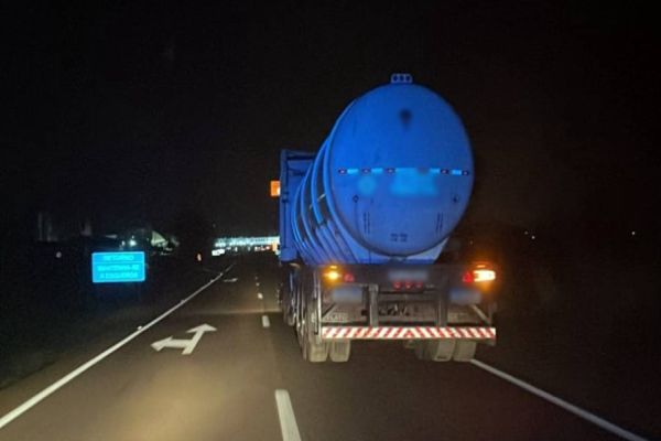Imagem referente a notícia: Após denúncias, motorista de caminhão é preso por embriaguez ao volante em São Miguel do Iguaçu