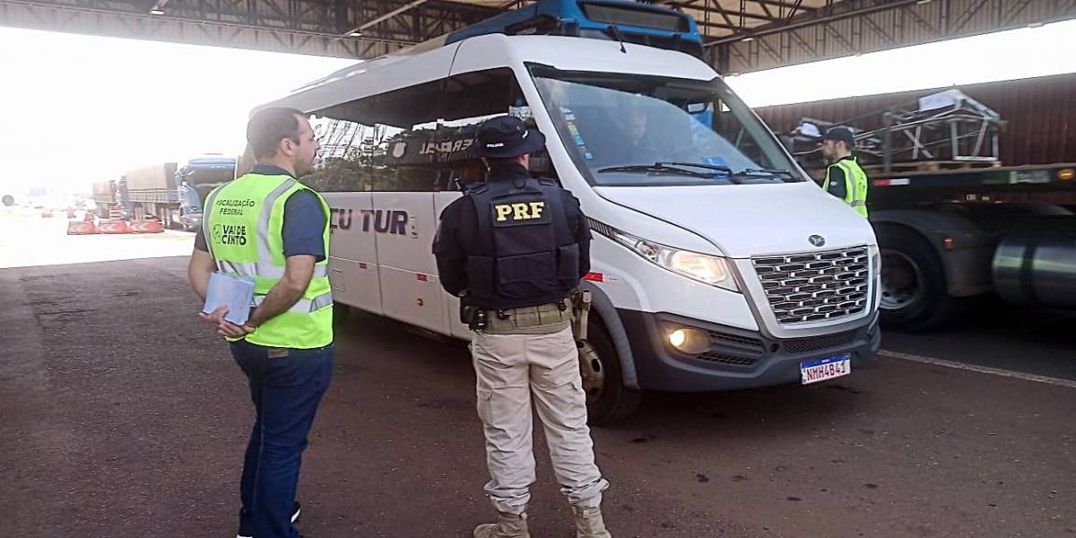 PRF e ANTT realizam ação educativa sobre o uso do cinto de segurança em transporte de passageiros