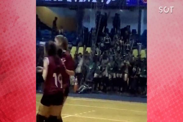 Revoltante: Estudantes de medicina simulam ato obsceno em jogo de vôlei universitário