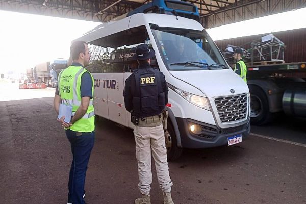 PRF e ANTT realizam ação educativa sobre o uso do cinto de segurança em transporte de passageiros