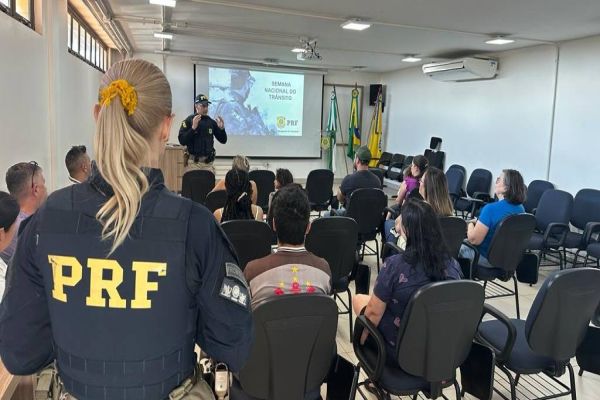 Cinema rodoviário da PRF sensibiliza motoristas sobre segurança no trânsito