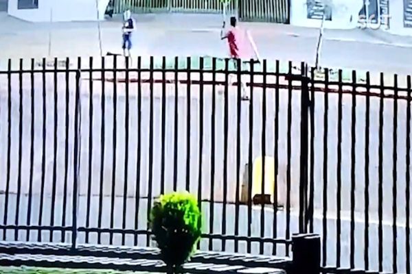 Imagem referente a notícia: Câmera de segurança registra furto em comércio de Corbélia: Trio é detido após a ação criminosa