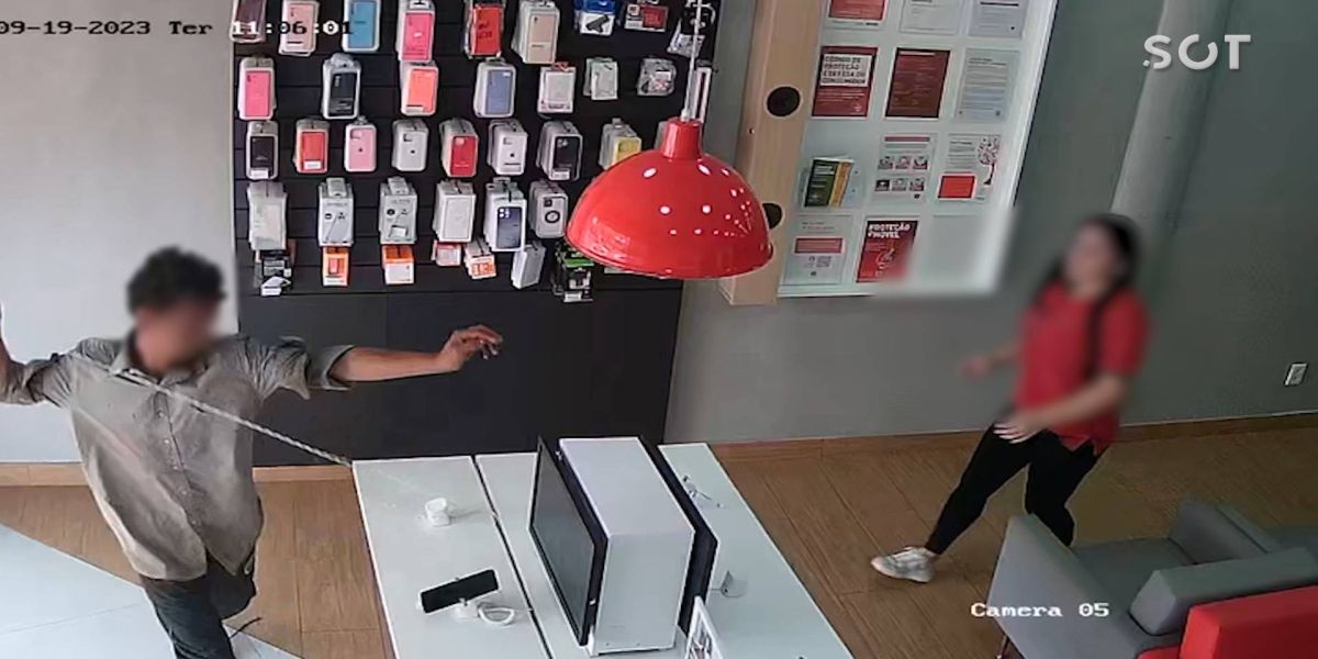 Homem é detido após atirar celular contra mesa em loja de eletrônicos no centro de Cascavel